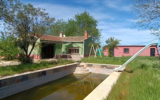 CHALET CON PISCINA CERCANO A VILLANUEVA  CON ESCRITURAS