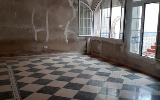 CASA GRANDE PARA TERMINAR DE REMATAR CON COCHERA